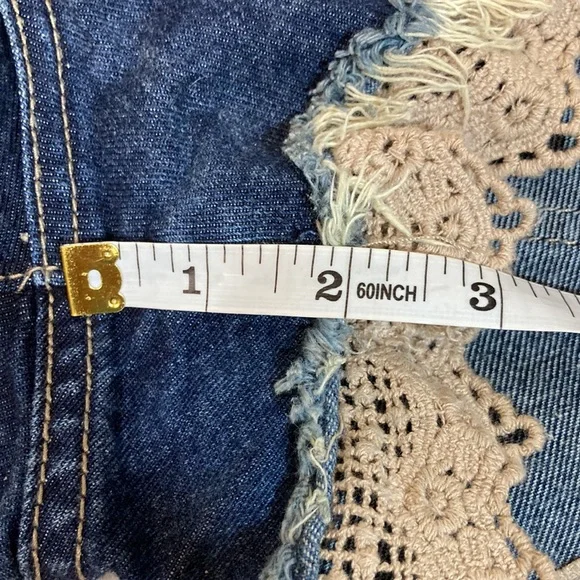 💙Free People Distressed Crochet Lace Trim Denim Short - Picture 5 of 9